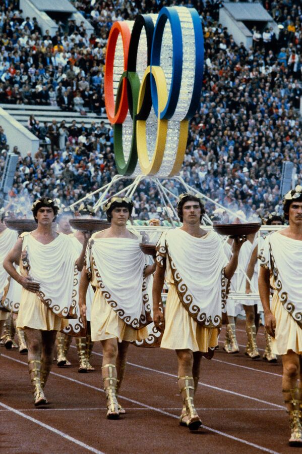レーニン・スタジアム（現：ルジニキ・スタジアム）で行われた開会式で、古代ギリシアの服装を来てパレードを歩くダンサーたち（1980年7月19日撮影） - Sputnik 日本