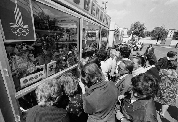 レーニン・スタジアム（現：ルジニキ・スタジアム）周辺の記念品売り場に群がる人々（1980年7月9日撮影） - Sputnik 日本