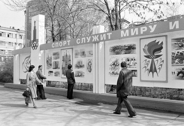 モスクワで「スポーツは平和に奉仕する」と書かれたオリンピックの看板を眺める市民（1980年4月23日撮影） - Sputnik 日本