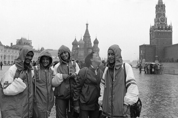 雨の中、モスクワの赤の広場を観光で訪れたイタリアの女子フェンシングチーム（1980年7月21日撮影） - Sputnik 日本