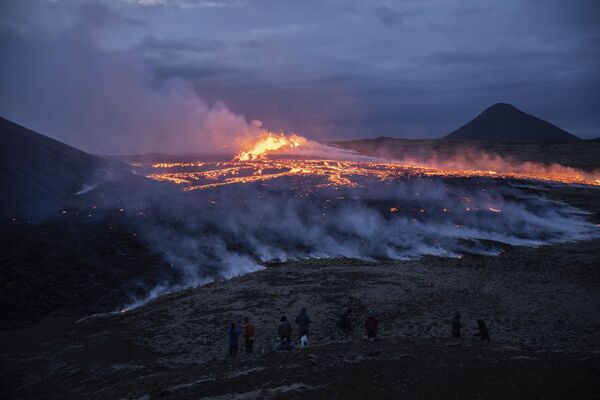 ファグラダルスフィヤル火山の亀裂から噴出する溶岩（アイスランド・レイキャビク、10日） - Sputnik 日本