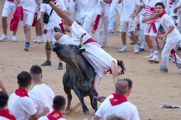 サン・フェルミン祭の「エンシエロ（牛追い）」で、若牛に追突される参加者（スペイン・パンプローナ、8日） - Sputnik 日本