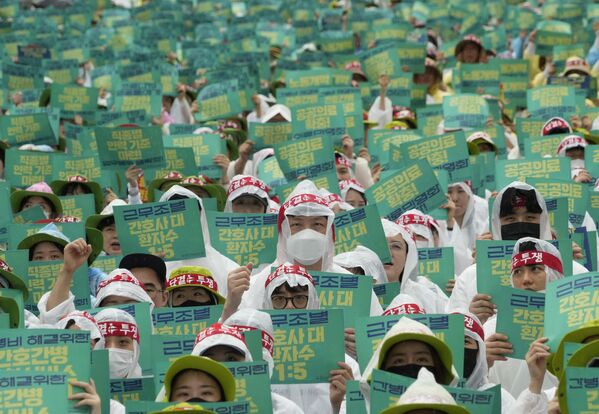 政府の労働政策に反対する集会に集まった韓国保険医療労組の組員ら（韓国・ソウル、13日） - Sputnik 日本