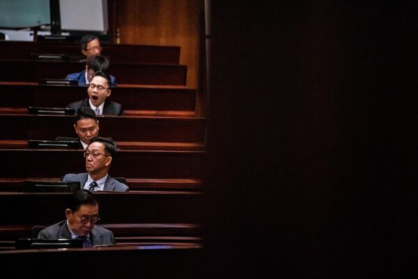 香港立法会で行われた李家超（ジョン・リー）行政長官の質疑応答に出席する議員ら（香港、13日） - Sputnik 日本