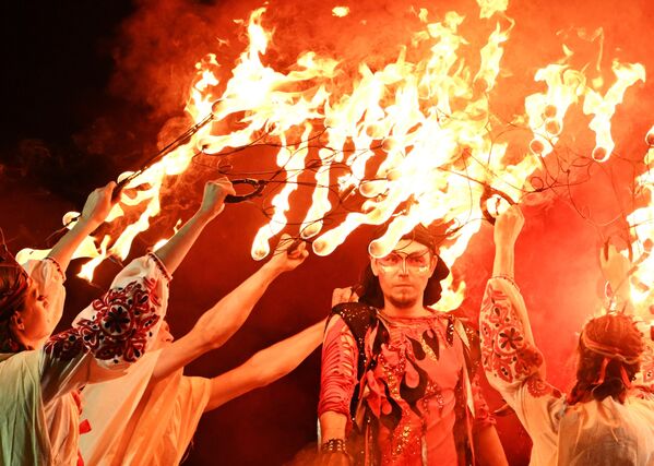 スラブ民族伝統の夏至祭「イワン・クパーラの夜」に参加する人々（露タタールスタン共和国・ゼレノドリスク、8日） - Sputnik 日本