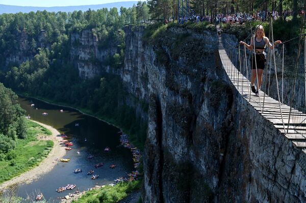 公園の吊り橋を渡る女性（ロシア・チェリャビンスク州、8日） - Sputnik 日本
