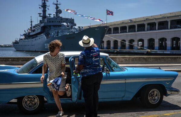 ハバナ湾に停泊するロシア海軍のペレコープ練習艦を眺める観光客（キューバ・ハバナ、11日） - Sputnik 日本