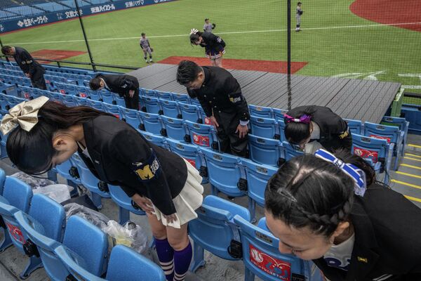 明治神宮野球場で行われた大学野球の試合中、観客に向かって一礼する明治大学応援団（東京都、5月13日） - Sputnik 日本