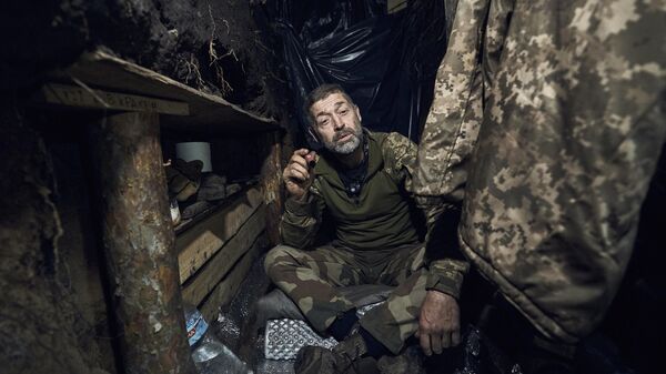 Украинский солдат в окопе под Артемовском - Sputnik 日本