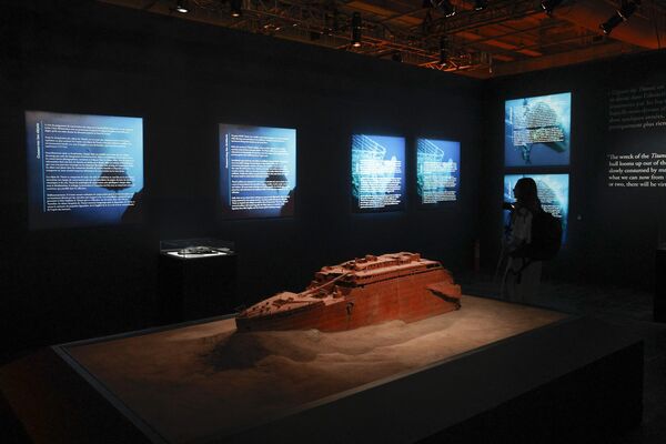 「XXLタイタニック展」の初日に展示された、沈没したタイタニック号の模型（フランス・パリ、18日） - Sputnik 日本