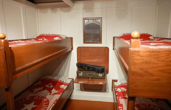 「XXLタイタニック展」の初日に展示された、タイタニック号2等船室の客室の模型（フランス・パリ、18日） - Sputnik 日本
