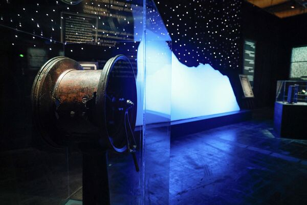 「XXLタイタニック展」の初日に展示された、エンジン・オーダー・テレグラフ（E.O.T.、通信装置）（フランス・パリ、18日） - Sputnik 日本