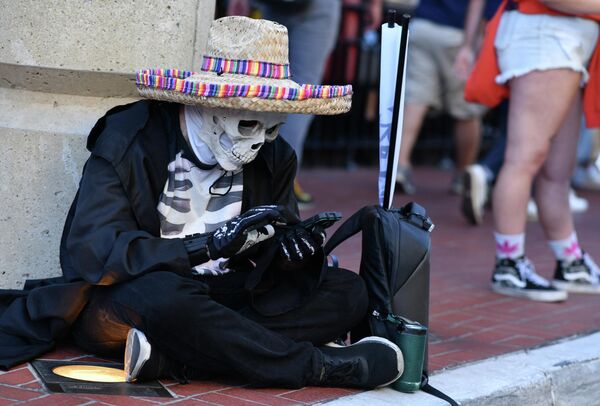 国際フェスティバル「Comic-Con」でスマホをチェックする骸骨の格好をした男性（米サンディエゴ） - Sputnik 日本