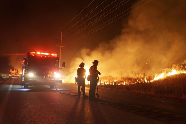 山火事を見つめる消防士たち（米カリフォルニア州モレノバレー） - Sputnik 日本