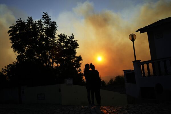 家の近くで森林火災を見つめる女性たち（ポルトガルの首都リスボン近郊アルカビデチェ） - Sputnik 日本
