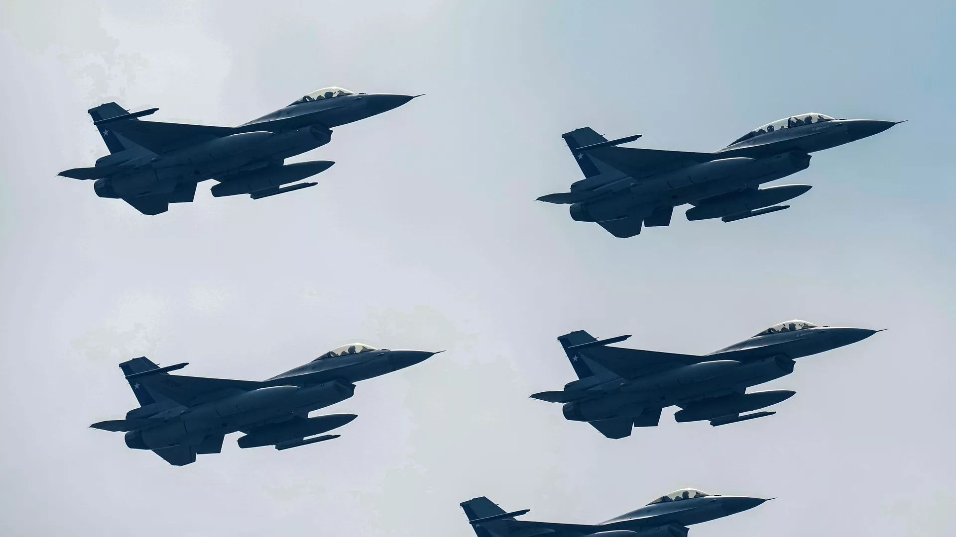 F-16を操縦するウクライナ兵の訓練は前途多難、戦闘機の供与は延期＝米メディア 