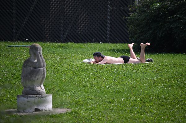 暑い日に日光浴をする男性（モスクワ） - Sputnik 日本