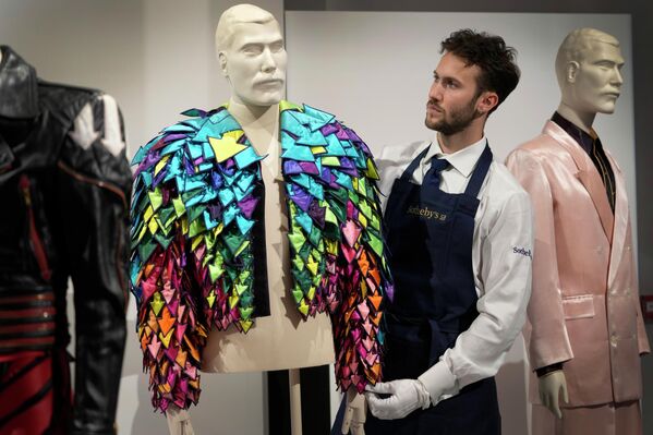 サザビーズのオークション海上で展示されている、フレディ・マーキュリーさんが着用した虹色のケジャケット」を展示（英ロンドン、3日） - Sputnik 日本
