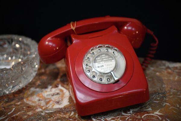 サザビーズのオークション海上で展示されているフレディ・マーキュリーさんの赤いダイヤル式電話（英ロンドン、3日） - Sputnik 日本