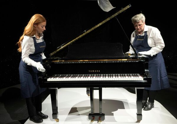 サザビーズのオークション海上で展示されているフレディ・マーキュリーさんのヤマハ社製グランドピアノ。200万〜300万ポンド（約3億〜5億円）の値がつくとみられている（英ロンドン、3日） - Sputnik 日本