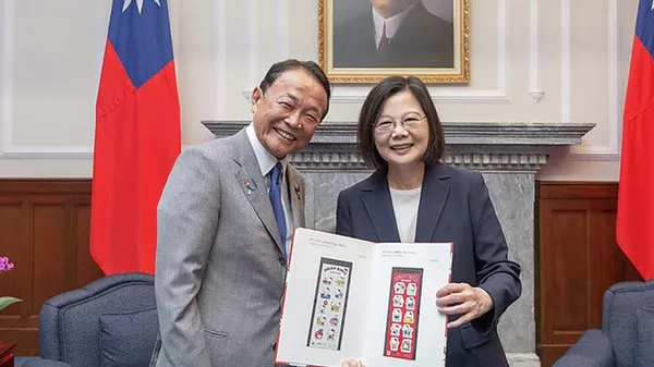 総統府で会談した麻生副総裁と蔡英文総統 - Sputnik 日本