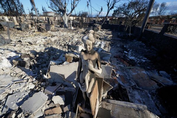 家の瓦礫の中に置かれた像（ハワイ州・マウイ島、12日） - Sputnik 日本