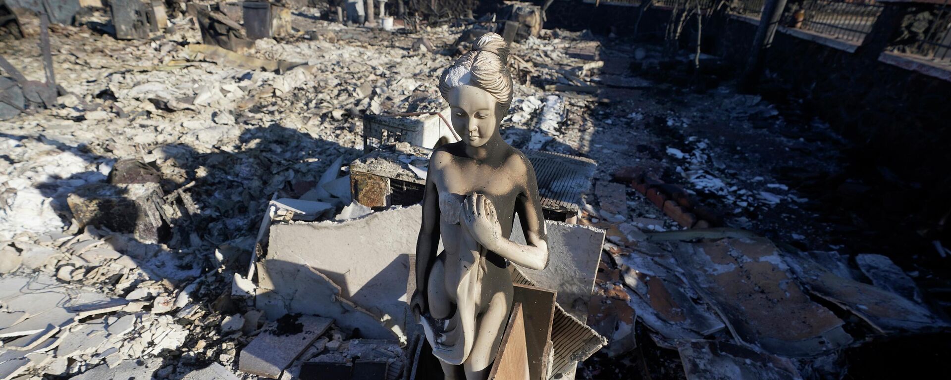家の瓦礫の中に置かれた像（ハワイ州・マウイ島、12日） - Sputnik 日本, 1920, 14.08.2023