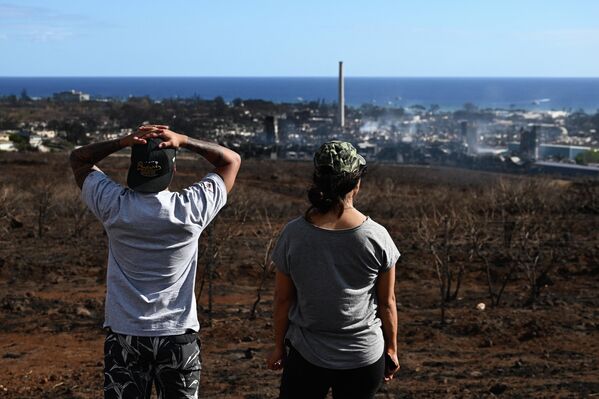 山火事で焼け野原になったラハイナの町を眺める島民（ハワイ州・マウイ島、11日） - Sputnik 日本