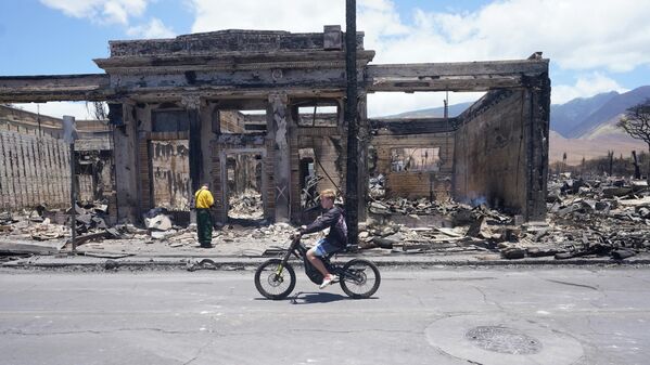 山火事の被害を受けた通りを通る少年（ハワイ州・マウイ島、11日） - Sputnik 日本