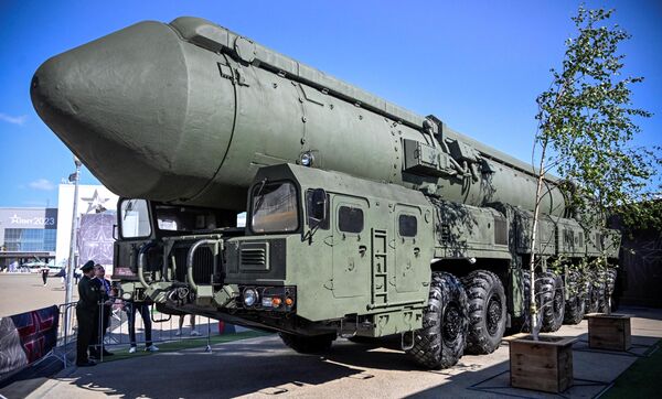 国際軍事技術展示会「アルミヤ2023」で展示されている大陸間弾道ミサイル（ICBM）「ヤルス」（ロシア・モスクワ州、15日） - Sputnik 日本