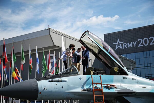 国際軍事技術展示会「アルミヤ2023」で、展示されているMiG-35戦闘機を見学する来場者（ロシア・モスクワ州、15日） - Sputnik 日本