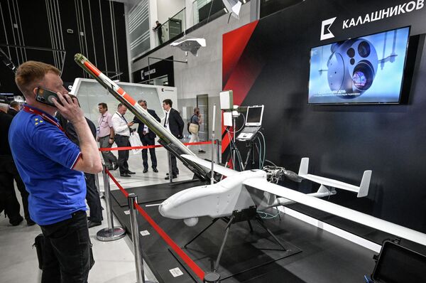 国際軍事技術展示会「アルミヤ2023」で展示されているカラシニコフ・コンツェルン社製のドローン「グラナト4E」（ロシア・モスクワ州、15日） - Sputnik 日本