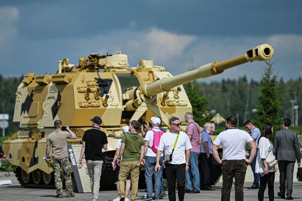 国際軍事技術展示会「アルミヤ2023」で展示されているムスタ-S 152mm自走榴弾砲（ロシア・モスクワ州、15日） - Sputnik 日本