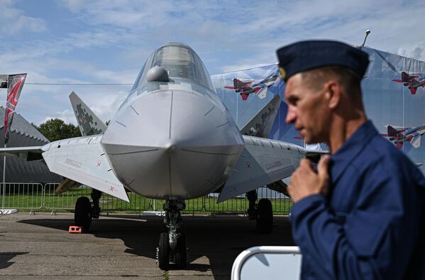 国際軍事技術展示会「アルミヤ2023」で展示されているSu-57第5世代戦闘機（ロシア・モスクワ州、14日） - Sputnik 日本