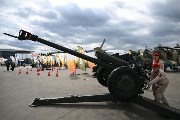 国際軍事技術展示会「アルミヤ2023」で展示されているD-30 122mm榴弾砲（ロシア・モスクワ州、14日） - Sputnik 日本