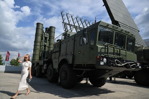 国際軍事技術展示会「アルミヤ2023」で展示されているS-400 超長距離地対空ミサイルシステム「トリウームフ」（ロシア・モスクワ州、15日） - Sputnik 日本