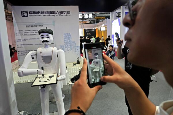 世界ロボット大会で、来場者の似顔絵を描くロボット（北京、16日） - Sputnik 日本