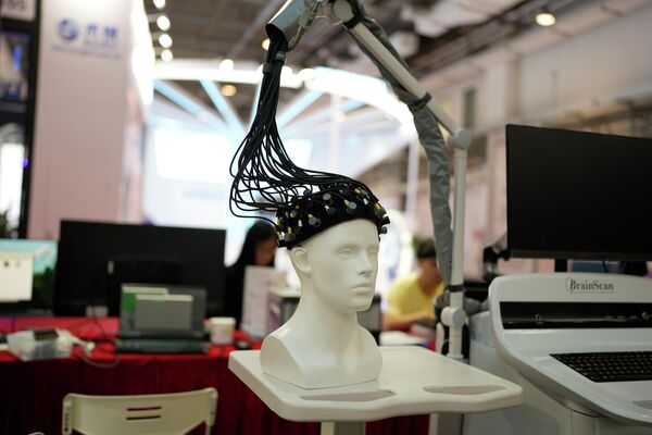 世界ロボット大会で展示されている、人間の脳をスキャンして精神疾患の診断に役立てる装置（北京、16日） - Sputnik 日本