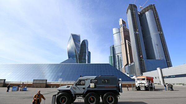手前のガラスの建物がエキスポセンター。奥の高層ビル群がモスクワ・シティ - Sputnik 日本