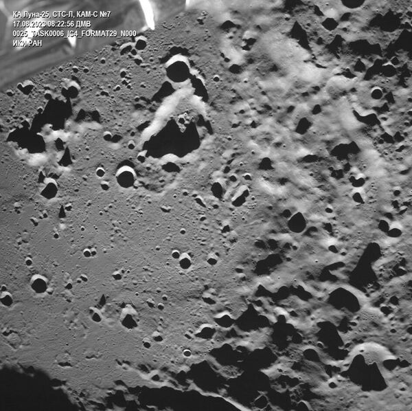 ロシアの月探査機「ルナ25号」が撮影した、月の裏側にある南極クレーター「ゼーマン」の画像 - Sputnik 日本