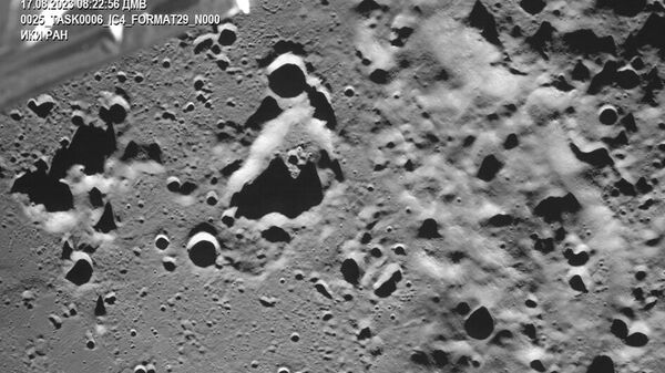 月の人工衛星の円形軌道を飛行中のロシアの自動ステーション「ルナ25号」が月の表面写真を初めて撮影。写真は月の南極の地球とは反対側にあるゼーマン・クレーターを捉えた。 - Sputnik 日本