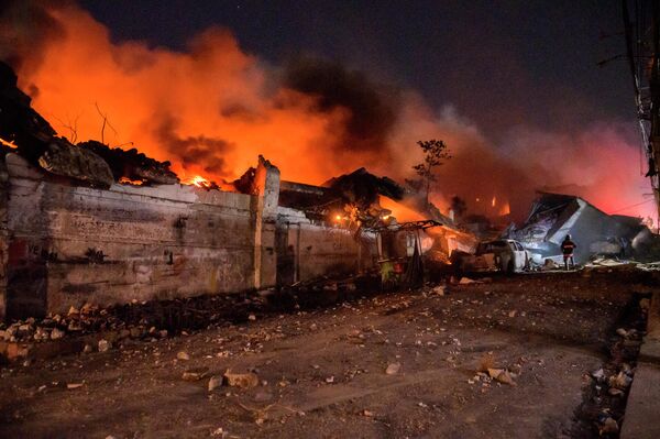 爆発のあった商業施設で消火活動にあたる消防隊員ら（ドミニカ共和国・サンクリストバル、14日） - Sputnik 日本