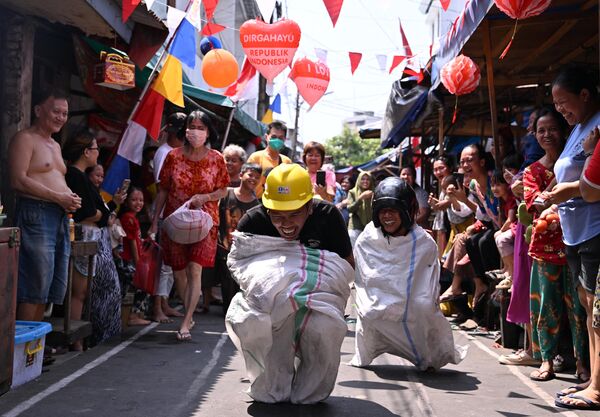 独立記念日の祝賀式典で、みのむし競走に参加する人々（インドネシア・ジャカルタ、17日） - Sputnik 日本