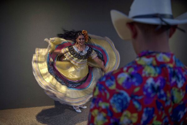 芸術・舞踊の祭典で、出番前にポーズをとるメキシコの民族舞踊グループのメンバー（アルバニア・プリシュティナ、13日） - Sputnik 日本