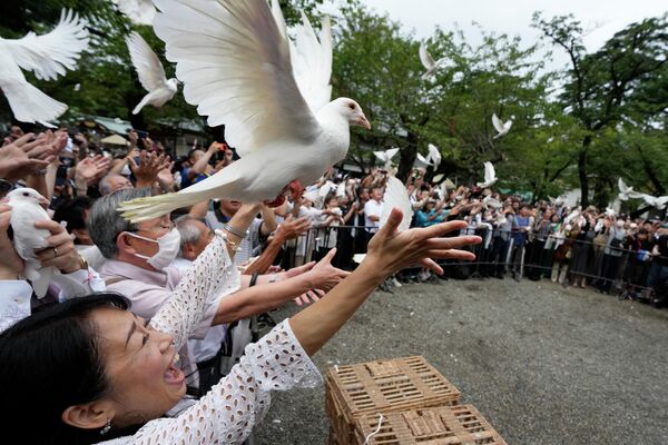 終戦記念日を迎え、平和を祈り靖国神社で鳩を放つ参拝者 （日本・東京都、15日） - Sputnik 日本