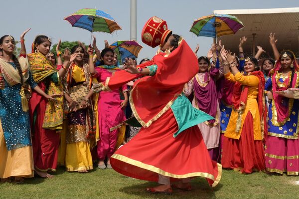 インド独立記念日の祝賀行事に向けたリハーサルで、パンジャーブの民族舞踊「ギッダ」を踊る女子学生たち（インド・アムリトサル、13日） - Sputnik 日本