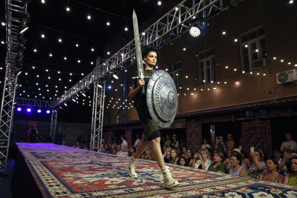 ファッションショーで、アルメニアの伝統文化から着想を得た作品を発表するモデル（アルメニア・エレバン、12日） - Sputnik 日本
