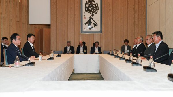 官邸で面会した岸田首相と漁業連の坂本会長ら - Sputnik 日本