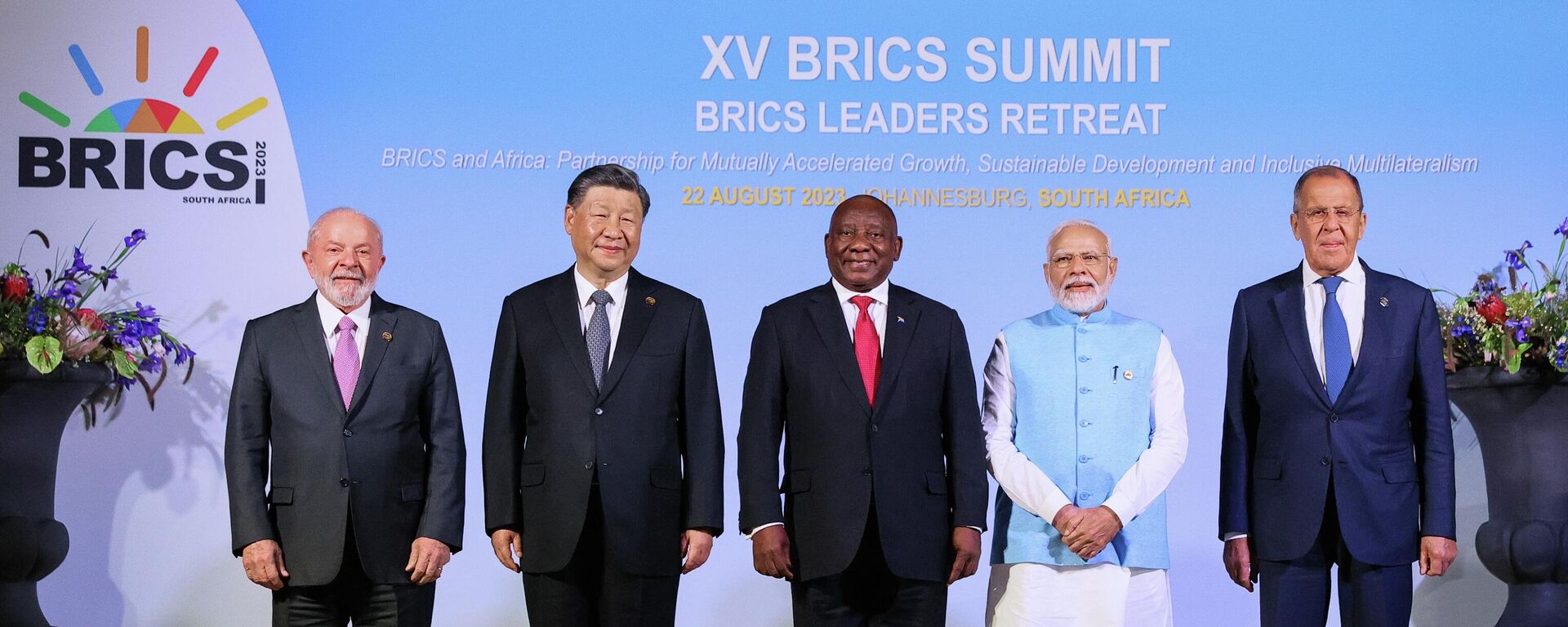 （左から）写真撮影式に臨むブラジルのルーラ大統領、中国の習国家主席、南アフリカのラマポーザ大統領、インドのモディ首相、ロシアのラブロフ外相（南アフリカ・ヨハネスブルク、22日） - Sputnik 日本, 1920, 23.08.2023