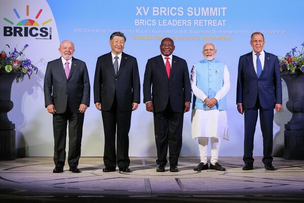 （左から）写真撮影式に臨むブラジルのルーラ大統領、中国の習国家主席、南アフリカのラマポーザ大統領、インドのモディ首相、ロシアのラブロフ外相（南アフリカ・ヨハネスブルク、22日） - Sputnik 日本
